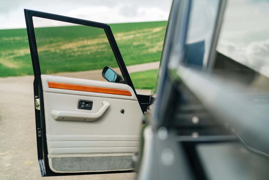 Детали интерьера Lamborghini LM002 1997 года  (фото 32 из 45)